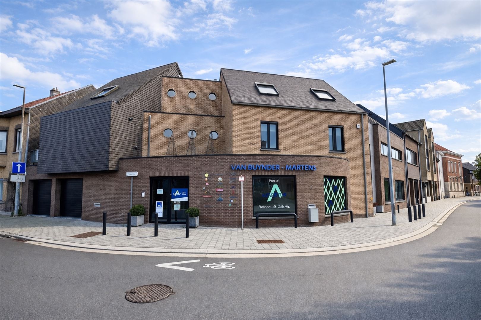 Uniek kantoorgebouw met duplex appartement te koop - foto 1