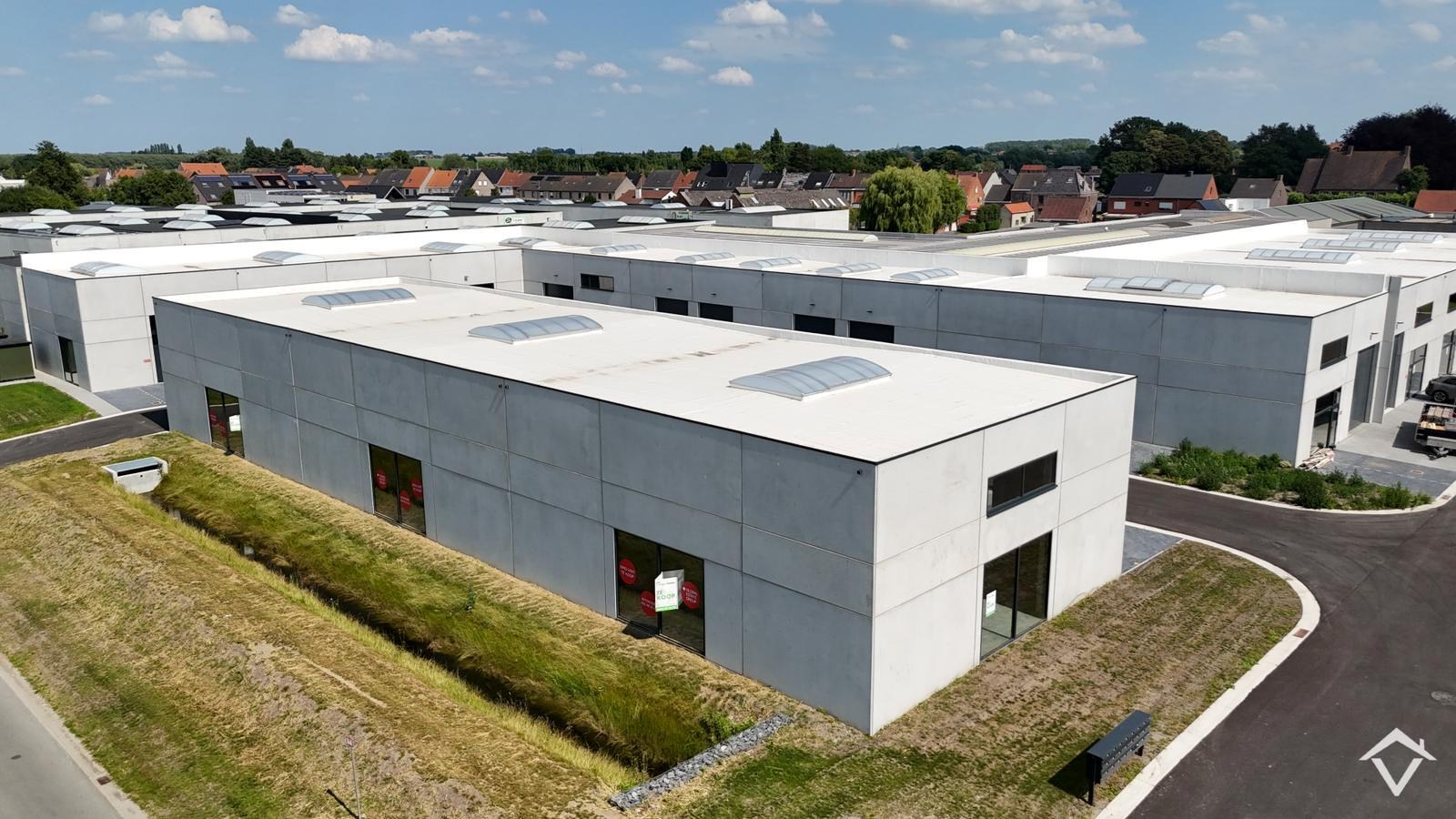 Loods te koop – 246 m² met 2 parkeerplaatsen inbegrepen op de industriezone te Ichtegem - foto 4