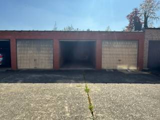 Zeer gunstig gelegen afsluitbare garagebox, achterin een rustige residentie gelegen.De box is onmiddellijk beschikbaar en de huurprijs is €...