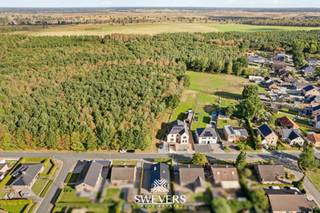 Voor meer info en foto’s, surf naar www.swevers.be – Vrijstaand en rustig wonen met het groen voor de deur? Aan Berkenstraat 16 in Houthalen vind je deze instapklare open bebouwing op een zuidelijk georiënteerd perceel van 5a40. De woning dateert van 1981 en werd tussen 2017 en 2021 grondig gerenoveerd. Het dak werd vernieuwd en er zijn zonnepanelen (2020), spouwmuurisolatie, zoldervloerisolatie en een condensatiegasketel aanwezig. Ook de elektrische installatie is conform. Alle woonruimtes bevinden zich op het gelijkvloers. De lichtrijke living van 33 m² beschikt over grote raampartijen en een ingebouwde gashaard. Aansluitend ligt de praktische keuken van 13,30 m². Verder zijn er een badkamer met bad en douche, een apart toilet en vier slaapkamers van 17,20 m², 10 m² en tweemaal 8,10 m². Een ruime wasplaats/berging, een kruipkelder onder de volledige woning en een zolder van ca. 80 m² zorgen voor veel extra opbergruimte. De onderhoudsvriendelijke tuin beschikt over een beregeningsinstallatie. De overkapping met tuinberging uit 2022, voorzien van verschuifbare glazen wanden en verwarming, maakt het mogelijk om optimaal van het buitenleven te genieten. Ook de ligging is een grote troef: de woning bevindt zich in een bijzonder rustige gezinsbuurt, vlak bij domeinbos De Hutte en Kelchterhoef. Winkels, restaurants, scholen, openbaar vervoer en de snelweg zijn vlot bereikbaar.<br />Voor meer informatie, bel 011 255 155. Bron bewoonbare oppervlakte: EPC – verslag.