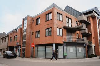 Op een goede ligging vlak bij het centrum van Bornem bevindt zich dit appartement in de Kapelstraat 31. Dankzij de centrale ligging zijn winkels, openbaar vervoer en andere voorzieningen op wandelafstand bereikbaar.<br />Het appartement beschikt over een lichtrijke woonkamer die aansluit op de keuken. Verder is er één comfortabele slaapkamer, een aparte toiletruimte en een berging die extra opbergruimte biedt.<br />Een extra troef is het terras, waar u in alle rust kan genieten van een moment buiten. Daarnaast is er een fietsenberging in de garage, wat zorgt voor extra comfort en veiligheid. De brander CV is recent vernieuwd door de eigenaars wat zorgt voor energetisch comfort. Het appartement wordt momenteel verhuurd voor 640 euro. Interesse? Neem gerust contact op voor meer informatie of een bezoek ter plaatse!