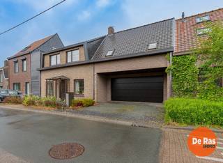 <p><strong>EERSTE BEZOEKDAG: ZONDAG 28/06 VAN 10U TOT 13U (ENKEL OP AFSPRAAK).</strong></p>
<p><strong> </strong><br /><strong>BOTTELARE – Ruime en degelijke woning met zonnige tuin in een landelijke, doch centrale omgeving. </strong><br /><br />Deze eigendom bevindt zich in een rustige doodlopende straat, omgeven door groen en vlak bij het Gentbos. Tegelijk geniet u van een vlotte bereikbaarheid dankzij de nabijheid van openbaar vervoer, winkels, scholen en de E40.<br /><br />Op het gelijkvloers beschikt de woning over een ruime woonkamer met speksteenkachel, een open keuken, badkamer, apart toilet, wasplaats/berging en een veranda. Op de verdieping bevinden zich vijf slaapkamers en een afzonderlijk toilet. Deze verdieping vraagt enige modernisering, maar dankzij de niet dragende tussenmuren kunnen de ruimtes eenvoudig heringericht worden. Met beperkte ingrepen is het bovendien mogelijk om een tweede badkamer te creëren.<br /><br />Verder beschikt de woning over een dubbele garage met doorrijpoort naar de achterliggende tuin. De zonnig georiënteerde tuin biedt een aangenaam terras, een ruime graszone met tuinborders en een afzonderlijk atelier van ca. 40 m², dat rechtstreeks toegankelijk is vanaf de straat. Deze polyvalente ruimte leent zich perfect als hobbyruimte, opslagplaats of praktijk-/bureauruimte voor een zelfstandige activiteit.<br /><br />Hoewel de woning renovatie vraagt, vormt ze een uitstekende basis om verder af te werken volgens uw eigen smaak en behoeften. Het pand beschikt over een degelijke structuur, is volledig voorzien van dubbele beglazing en beschikt over zonnepanelen die bovendien nog groene stroomcertificaten opleveren.<br /><br />Info en bezoeken: 053/60.65.60<br />De vermelde prijs is een richtprijs. Na ontvangst van de biedingen zal de verkoper beslissen of hij/zij de eigendom verkoopt aan het beste bod. De richtprijs is aldus niet bindend voor de verkoper. Voor meer info kunt u ons contacteren of het reglement raadplegen op onze website.</p>