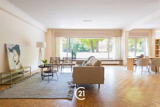 <p>Gelijkvloers appartement op toplocatie in Gent.</p><p>Op een bijzonder centrale locatie aan de Hubert Frère-Orbanlaan, vindt u dit lichtrijke gelijkvloers appartement met zicht op het Zuidpark. Met een tram- en bushalte op slechts enkele meters, is het centrum, winkels en dagelijkse voorzieningen vlot bereikbaar.</p><p>Het appartement beschikt over een ruime en lichtrijke leefruimte met een aangename indeling. De aparte keuken is uitgerust met een keukeneiland en sluit aan op een handige berging. Vanuit de keuken heeft u bovendien rechtstreeks toegang tot het terras.</p><p>Verder beschikt het appartement over twee slaapkamers en een badkamer met een inloopdouche.<br />Bij deze eigendom hoort eveneens een privatieve kelderberging.</p><p>Bent u op zoek naar een comfortabel gelijkvloers appartement op een centrale locatie in Gent? Wie weet wordt deze eigendom wel uw nieuwe thuis.<br />Contacteer ons voor meer informatie en het inplannen van een bezoek ter plaatse.</p>
