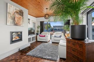 Vous cherchez un bungalow bien entretenu dans un endroit calme ? Ce charmant bungalow mérite certainement une visite.<br /><br />Située dans un quartier résidentiel paisible et agréable, la maison se trouve à proximité de commerces, écoles, transports en commun et autres commodités quotidiennes. Vous profiterez ici d'un cadre de vie calme sans compromis sur l'accessibilité.<br /><br />Par le hall d'entrée avec placard intégré, vous accédez au séjour convivial et lumineux, équipé d'un poêle à gaz moderne. La cuisine entièrement rénovée et dotée de tous les appareils nécessaires se trouve juste à côté. La grande véranda offre une belle vue sur le jardin soigné et constitue l'endroit idéal pour profiter toute l'année.<br /><br />La maison comprend également trois chambres spacieuses, un espace de rangement pratique et une salle de bains élégante entièrement rénovée avec douche, toilette et meuble lavabo. Le garage attenant apporte un confort supplémentaire et un espace de rangement. À l'extérieur, vous trouverez un jardin soigné à l'avant et à l'arrière ainsi qu'une agréable terrasse.<br /><br />Atouts :<br />- Situation calme et agréable<br />- Bungalow prêt à emménager<br />- Installation électrique conforme<br />- Sans amiante<br />- Chaudière centrale récente<br />- Actuellement loué à un locataire fiable<br /><br />Intéressé ? Contactez-nous à info@uw-huis.be pour plus d’informations ou pour organiser une visite sur place.