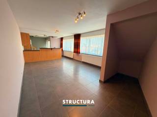 In hartje Merchtem bevindt zich dit duplexappartement met een bewoonbare oppervlakte van ca. 91 m². Dankzij de praktische indeling, twee terrassen en de energiezuinige EPC-score B vormt dit appartement de ideale woonst voor wie centraal wil wonen zonder in te boeten. Het appartement is gelegen in een verzorgd gebouw van 2004 met lift en geniet van een vlotte bereikbaarheid naar winkels, openbaar vervoer en andere voorzieningen.Indeling- Op de 3de verdieping bevindt zich de inkomhal met vestiaire, apart toilet en handige berging. Verder vindt u de lichtrijke leefruimte met open keuken, die uitgeeft op een terras.- De 4de verdieping omvat de nachthal, badkamer en twee slaapkamers, waarvan één toegang biedt tot een tweede West georiënteerd terras.- Garage met wateraansluiting en elektriciteit, verplicht bij aan te kopen aan €20.000. Karakteristieken- Energiezuinig – EPC-score B- Lift aanwezig in het gebouw- Vrij bij akte- Bestuursmaatregelen in het maatregelenregister: neeBent u op zoek naar een instapklaar appartement met een praktische indeling en een centrale ligging? Dan is dit duplexappartement zeker een bezoek waard. Contacteer ons vandaag nog voor meer informatie of een bezoek ter plaatse via 02 460 80 46 of info@structura.be