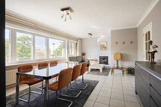 <p><span>Zeer ruim 3 (+1)-slaapkamer appartement met terras, garagebox en aparte berging, gelegen op wandelafstand van het centrum van Maaseik.</span></p><h3><span> </span></h3><h3><span>ALGEMEEN</span></h3><ul><li><span>Bouwjaar: 1973.</span></li><li><span>Appartement gelegen op de tweede verdieping. Lift aanwezig in het gebouw.</span></li><li><span>Bewoonbare oppervlakte: 112 m² (volgens EPC-attest).</span></li><li><span>Het appartement beschikt over een </span><span>uitstekend EPC-label B</span><span> en is bijgevolg niet onderhevig aan de renovatieverplichting. Bovendien is het appartement </span><span>asbestveilig</span><span>! </span></li><li><span>Afwerking met een grijs-beige tegelvloer in de leefruimtes & inkomhal en laminaatvloer in de slaapkamers.</span></li><li><span>Verwarming op aardgas.</span></li><li><span>Aluminium ramen met dubbele beglazing en vliegenhorren (2019). </span></li><li><span>KI: €974.</span></li><li><span>Zeer ruime garagebox</span><span> met automatische poort, gelegen aan de achterzijde van het gebouw. Aan de voor- en zijzijde van het gebouw is er bovendien </span><span>parkeergelegenheid voor bewoners en bezoekers</span><span>.</span></li><li><span>Aparte kelderberging en gemeenschappelijke fietsenstalling aanwezig.</span></li><li><span>Centrale ligging</span><span> op wandelafstand van het centrum van Maaseik en in de nabijheid van het sportcentrum, cultureel centrum en openbaar vervoer.</span></li><li><span>Gemeenschappelijke kosten: €289,49 per maand, inclusief privéverbruik voor water en verwarming via calorimeters, + €34,17 reservekapitaal per maand.</span></li></ul><h3><span> </span></h3><h3><span>INDELING</span></h3><h3><span> </span></h3><h3><span>APPARTEMENT</span></h3><ul><li><span>Ruime inkomhal</span><span> met toegang tot alle vertrekken.</span></li><li><span>Royale leefruimte</span><span>, voorzien van een Nestor-inbouwhaard. Dankzij de grote raampartijen geniet deze ruimte van veel natuurlijke lichtinval.</span></li><li><span>Keuken</span><span> uitgerust met een keramische kookplaat met dampkap, combi-oven, koelkast, diepvries en anderhalve spoeltafel. Vanuit de keuken is er tevens rechtstreekse toegang tot het terras.</span></li><li><span>Overdekt terras</span><span> aan de voorzijde van het appartement, voorzien van een betonvloer.</span></li><li><span>Vier slaapkamers</span><span>, rustig gelegen aan de achterzijde van het appartement. Elke slaapkamer beschikt over een laminaatvloer, verwarming en raam met vliegenhor. Eén van de slaapkamers is bovendien voorzien van aansluitingen voor wasmachine en droogkast.</span></li><li><span>Badkamer</span><span>, volledig betegeld en uitgerust met een wasmeubel met wastafel en ligbad.</span></li><li><span>Apart toilet</span><span> met fonteintje en afzuiging.</span></li></ul><h3><span> </span></h3><h3><span>KELDERVERDIEPING</span></h3><ul><li><span>Aparte kelderberging, voorzien van stopcontacten.</span></li><li><span>Gemeenschappelijke fietsenstalling.</span></li></ul><h3><span> </span></h3><h3><span>GARAGEBOX </span></h3><ul><li><span>Afgesloten garagebox met automatische poort, gelegen aan de achterzijde van het gebouw.</span></li></ul><p><span> </span></p><p><span> </span></p><p><span>Bent u op zoek naar een </span><span>uitzonderlijk ruim appartement met 3 (+1) slaapkamers, een terras, garagebox en aparte berging</span><span>, en dit alles op wandelafstand van het centrum van Maaseik? Contacteer ons gerust voor meer informatie of een bezoek ter plaatse!</span></p>