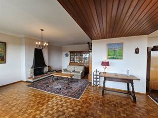 Op te frissen appartement met 4 slpks, ruim terras, kelderberging en incl. vraagprijs garagebox. Het appartement (lift aanwezig) op de 5de verdieping...