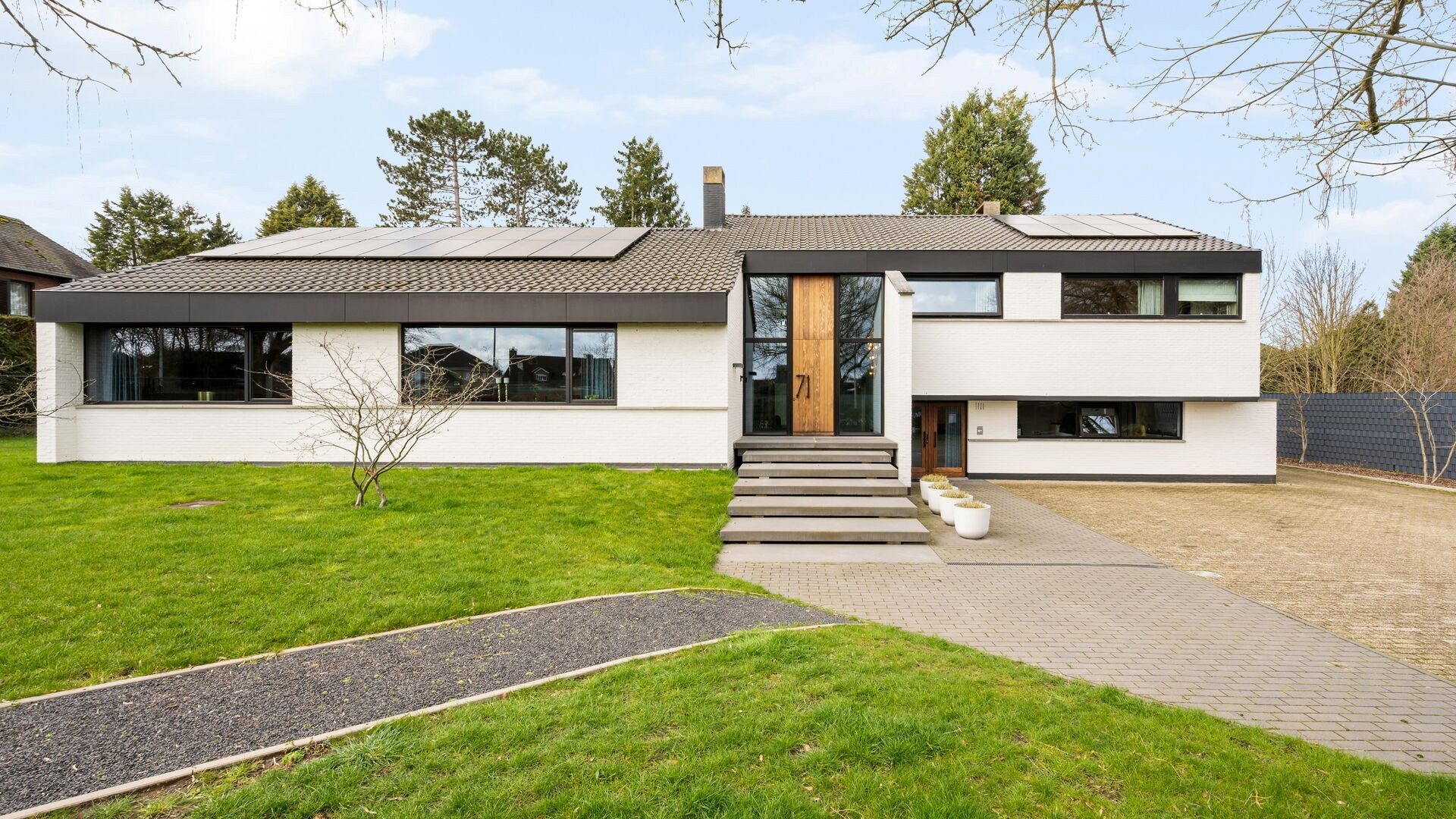 Architecturale en energiezuinige villa met praktijk- of kantoorruimte, zwembad en poolhouse te Lanaken. - foto 4