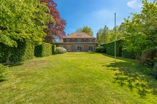 Deze prachtige en uiterst charmante villa is gelegen op een magnifiek groen perceel van 4.309m² aan de Bredabaan in Brasschaat. De locatie biedt...