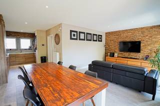Ontdek deze recente en instapklare woning waar comfort, ruimte en praktische indeling perfect samenkomen. Via de inkomhal betreedt u de woning en komt u terecht in de open keuken, die volledig is uitgerust met alle nodige toestellen. Aansluitend bevindt zich de lichtrijke leefruimte met een aangenaam zicht op de tuin, waardoor binnen en buiten mooi in elkaar overvloeien.<br />De tuin vormt een plek om te ontspannen en beschikt over een gezellige zithoek. Er bevindt zich bovendien een praktisch tuinhuis waar u al uw tuinmateriaal, fietsen en andere spullen kunt opbergen. De aanwezigheid van een achteruitgang zorgt voor extra gebruiksgemak.<br />Op de eerste verdieping vindt u drie ruime slaapkamers en een comfortabele badkamer met voldoende plaats voor het hele gezin. Via een vaste trap bereikt u de volledig afgewerkte zolderverdieping, een bijzonder ruime extra ruimte die perfect kan dienen als hobbykamer, bureau, speelruimte of extra slaapkamer.<br />Ook aan praktisch comfort werd gedacht: alle ramen zijn voorzien van rolluiken en er is een regenwaterput van 5.000 liter aanwezig. Vooraan de woning beschikt u over een ruime oprit met plaats voor twee wagens.<br />Referentie: 5692