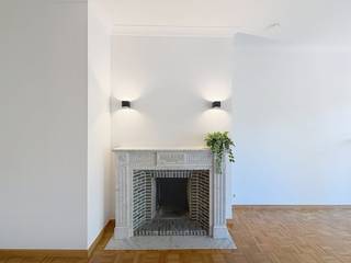 Dit appartement in de Poolse Winglaan combineert de charme van een ouder gebouw met het comfort van een recente renovatie. Door de karaktervolle architectuur geniet u van hoge plafonds en kamers die groots aanvoelen. Het gehele appartement is zeer proper en netjes afgewerkt, waardoor u er direct kunt intrekken.Bij het binnentreden komt u terecht in een grote inkomhal waarbij er meteen toegang is tot de leefruimte. De living is zeer ruim en lichtrijk, met direct toegang tot een fijn en zonnig terras dat uitkijkt op de goed onderhouden gemeenschappelijke tuin. De keuken is uitgerust met nieuwe toestellen en biedt het ideale comfort om aangenaam te koken. Door gebruik te maken van de nachthal komt u dan ook terecht in de ruime slaapkamers, waar u in alle stilte kan genieten van uw nachtrust.Hier woont u in een oase van rust door de ligging in een residentiële wijk, terwijl alles wat u nodig heeft binnen handbereik is. Dagelijkse voorzieningen en winkels bevinden zich op wandelafstand. Bovendien is de ligging strategisch perfect: het openbaar vervoer ligt op amper 5 minuten wandelen, het ziekenhuis Maria Middelares is vlakbij en u heeft een directe aansluiting op de belangrijkste invalswegen rond Gent.Indeling van het appartement:inkomhal - toilet - woonkamer - terras - keuken - 3 slaapkamers - badkamer - toiletOndergrondse garage mogelijks bij te huren aan 95,00 EUR/maand.Onmiddellijk beschikbaar!