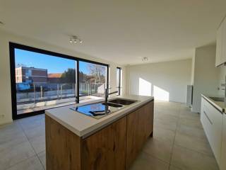 Prachtig en lichtrijk nieuwbouwappartement met 2 slaapkamers, voorzien van alle comfort. Gelegen op de 1ste verdieping van een gloednieuw gebouw, op een boogscheut van het stadscentrum. Indeling: inkomhal, 2 slaapkamers, badkamer met ligbad/douche en lavabo, apart toilet, woonkamer met open keuken, berging, 2 autostaanplaatsen in een aparte garagebox en kelder. Prijs: 870 euro/maand + 50 euro/maand voor de garagebox met 2 autostaanplaatsen en kelder + 90 euro/maand voor de gemeenschappelijke kosten. Interesse: mail naar claudia@immogve.be of bel 016/56.56.14