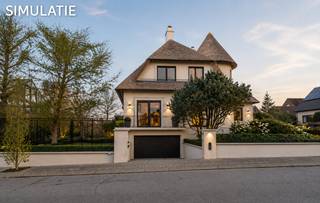 Op een rustige en tegelijk uiterst centrale ligging in Leuven bevindt zich deze uitzonderlijke architecturale villa, een echte eyecatcher dankzij het charmante rieten dak en de unieke torenvormige inkomhal. Deze eigendom straalt karakter, authenticiteit en klasse uit en biedt een zeldzame kans om een bijzonder woonconcept te realiseren op een toplocatie.<br /><br />De woning omvat vier volwaardige slaapkamers, ruime en lichtrijke leefruimtes, bureau en een aangename veranda met zicht op de tuin en vijver. De combinatie van warme materialen, grote raampartijen en een speelse indeling zorgt voor een uniek en sfeervol geheel met een prachtige basis om verder te verfijnen naar hedendaagse normen. Vanuit de masterbedroom geniet u bovendien van een aansluitend dakterras, een heerlijke plek om in alle rust te ontspannen.<br /><br />Een absolute troef is de volledige onderkeldering, die tal van mogelijkheden biedt voor een atelier, hobbyruimte of extra bergruimte. Daarnaast beschikt de woning over twee inpandige garages.<br />In de tuin bevindt zich bovendien een charmante glazen veranda. <br /><br />De ligging is zonder meer een grote meerwaarde: rustig wonen met alle voorzieningen, scholen, winkels en het centrum van Leuven binnen handbereik. <br /><br />Deze te renoveren woning biedt een uitzonderlijke opportuniteit voor wie op zoek is naar een unieke, karaktervolle woning met uitstraling, ruimte en eindeloos potentieel.<br /><br />(Woning wordt ongemeubeld verkocht)<br /><br />Voor meer informatie: 0474 38 63 93 of lotte@immogve.be