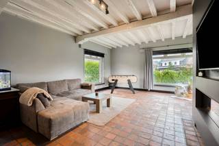 <p>Ruime vrijstaande woning met alle wooncomfort op het gelijkvloers, gelegen op een rustige locatie nabij het centrum. De woning beschikt over een inkomhal, lichtrijke woonkamer met gashaard, volledig ingerichte open keuken met kwalitatieve toestellen, eethoek en bureauhoek met uitzicht op de tuin. Via de achterinkom bereikt u een extra kamer die perfect dienst kan doen als slaapkamer, praktijk- of hobbyruimte.</p>
<p>Verder zijn er 2 ruime slaapkamers met visgraatparket, een badkamer met ligbad, douche en wastafelmeubel, een apart gastentoilet en een nachthal met een volledige wand aan inbouwkasten.</p>
<p>De zeer ruime inpandige garage met 2 automatische sectionaalpoorten biedt plaats aan meerdere voertuigen. Een absolute troef is de volledige onderkeldering met tal van mogelijkheden.</p>
<p>Buiten geniet u van een grote, volledig omheinde tuin met terras en zonneluifel.</p>
<p>Extra troeven: nieuwe beglazing met rolluiken, HR-condensatieketel met heteluchtverwarming via convectorputten, warmtepompboiler (2018) en mogelijkheid tot het creëren van bijkomende slaapkamers. Een ideale gezinswoning met veel ruimte en potentieel.</p>