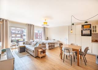 Magnifique « pied-à-terre » à vendre dans la résidence « Alicante » à Koksijde.<br /><br />Ce studio exposé au soleil est situé au 2e étage. Ce bien unique bénéficie d'un emplacement idéal, la mer et les magnifiques dunes de Schipgat se trouvant juste au coin de la rue. Le centre-ville animé, avec ses nombreux magasins et restaurants, est accessible à pied. Depuis le salon lumineux, vous avez un accès direct à la petite terrasse ensoleillée.<br /><br />Le studio est disivé comme suit : pièce à vivre lumineuse avec cuisine ouverte et équipée | petite terrasse ensoleillée | salle de bains avec douche, lavabo encastré et toilette.<br /><br />La façade de la résidence a été entièrement rénovée récemment. Un local à vélos facilement accessible est disponible dans le bâtiment.<br /><br />Vous recherchez une résidence secondaire à quelques pas de la mer et du centre de Koksijde ? Vous aimez profiter du soleil sur votre terrasse ? N'hésitez plus et contactez-nous pour une visite. Les visites sont possibles uniquement sur rendez-vous.