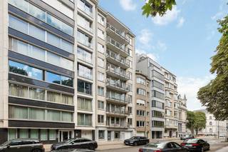 Het grondplan, de blanco asbestinventaris, het gunstige EPC-attest en de conforme elektriciteitskeuring vindt u terug bij de 'downloads' op de Wellimmo-site.<br /><br />ln de mooÍste straat aan het Antwerpse Stadspark vinden we dit stijlvol gerenoveerde appartement met frontaal parkzicht op de zesde verdieping van een verzorgd gebouw. Met zijn groene ligging, aangename buitenruimtes en een helder, open gevoel biedt deze woning een aangename en hedendaagse woonkwaliteit in het hart van de stad. Het appartement heeft een oppervlakte van 82m² (incl zalig zonneterras) en werd zeer grondig gerenoveerd met kwalitatieve materialen en een frisse, tijdloze afwerking. De leefruimte, langs de parkzijde, geniet van een royale<br />lichtinval en sluit harmonieus aan op een volledig uitgeruste, moderne geïnstalleerde keuken. De indeling is functioneel en doordacht, met een ruime slaapkamer en veel kastruimte aan de rustige achterzijde van het gebouw. Centrale voorzieningen zoals de luxueuze badkamer met inloopdouche en wastafelmeubel, het aparte toilet en de praktische wasplaats bevinden zich in het midden van de woning, wat zorgt voor een optimale benutting van de beschikbare ruimte. Een privatieve kelderberging biedt extra opslagcomfort. Bovendien is er de mogelijkheid tot aankoop van een autostaanplaats in een nabijgelegen gebouw op huisnummer 30 aan 40.000€- een waardevolle meerwaarde in deze populaire buurt <br /><br />Troeven:<br />Toplocatie - de mooiste straat van het Stadspark<br />Luxueuze totaalrenovatie met kwaliteitsmaterialen en maatwerkmeubilair<br />Prachtige lichtinval en zichten vanop de 6de verdieping - heerlijk terras aan de leefruimte<br />Gunstig EPC, conforme elektriciteit en lage reële maandelijkse lasten in het gebouw: 233€/maand incl. privatieve verwarming, privatief waterverbruik, syndicus, blokpolis, onderhoud en werking gebouw<br />Mogelijkheid tot aankoop parking van zelfde eigenaar<br /><br />Voor meer informatie of een bezoek: 03/225.00.68 of info@wellimmo.net<br />