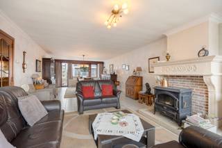 Op zoek naar een ruime woning met karakter, comfort én extra potentieel? Dit lichtrijke appartement van ca. 140 m² biedt een aangename woonomgeving en wordt bovendien verrijkt met een indrukwekkende zolderruimte van ca. 132 m². Een unieke troef die tal van mogelijkheden biedt voor wie graag ruimte en flexibiliteit combineert.<br /><br />De ruime woonkamer van ca. 50 m² vormt het sfeervolle hart van de woning. De parketvloer en open haard met houtkachel zorgen voor een warme en gezellige uitstraling. Aansluitend bevindt zich de volledig uitgeruste keuken, die op een aangename manier aansluit bij de leefruimte. Een praktische buitenberging biedt bijkomende opbergruimte.<br /><br />Het appartement beschikt over drie volwaardige slaapkamers, waardoor het perfect geschikt is voor een gezin, maar eveneens mogelijkheden biedt voor een bureau, hobbyruimte of logeerkamer. Daarnaast is er een gastentoilet en een ruime badkamer met wastafel, ligbad, afzonderlijke douche, toilet en bidet.<br /><br />Een zolder met uitzonderlijk veel mogelijkheden<br />Een van de grootste troeven van deze eigendom is zonder twijfel de zolder van maar liefst ca. 132 m². Deze bijzonder ruime verdieping biedt een zee aan mogelijkheden en kan, afhankelijk van uw wensen en de geldende voorschriften, dienstdoen als extra appartement, bergruimte, hobbyruimte, atelier, werkruimte of polyvalente ruimte.<br /><br />Comfort en energiezuinigheid<br />Dankzij het beperkte aantal entiteiten binnen het gebouw is er geen verplichting tot het aanstellen van een syndicus. Dit zorgt voor een eenvoudige organisatie van het gebouw en vermijdt de bijkomende kosten van een externe syndicus.<br /><br />Ook energetisch heeft deze woning een mooie troef in handen: het appartement beschikt over een EPC-label B, wat bijdraagt aan een aangenaam en energiezuinig wooncomfort.<br /><br />Bezoekmoment<br />Zaterdag 26 september van 10u tot 12u, op afspraak.<br />Interesse? Plan tijdig uw bezoek en ontdek zelf de ruimte en het potentieel van deze bijzondere eigendom.<br /><br />De vermelde prijs is een richtprijs. Elk bod onder, op of boven deze prijs zal worden voorgelegd aan de eigenaar, die al dan niet kan aanvaarden.