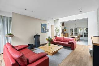 <p>Dit prachtige, karaktervolle herenhuis op een boogscheut van het centrum van Wetteren combineert authentieke elementen met een zee van ruimte. </p><p></p><p>Bij het betreden van de woning word je verwelkomd in een elegante inkomhal die toegang biedt tot een veelzijdige bureauruimte, ideaal voor een vrij beroep. Verder, vind je nog een gastentoilet, en loop je de gezellige woonkamer en de keuken in, met aansluitend een praktische wasruimte/berging. Onder de woning bevindt zich een ruime <strong>kelder</strong>.</p><p></p><p>Op de eerste verdieping bevinden zich <strong>twee royale slaapkamers</strong> en een comfortabele <strong>badkamer</strong> met toilet. De tweede verdieping herbergt nog eens <strong>twee ruime slaapkamers</strong>, een aparte <strong>douchekamer</strong> en een technische ruimte. Via een luik met uitschuiftrap bereik je  een ruime <strong>zolder</strong> die perfect dient als extra opslagruimte. </p><p></p><p>Buiten geniet je in alle rust van de <strong>mooi aangelegde, diepe tuin</strong> en biedt de <strong>carport</strong> achteraan, comfortabel plaats voor het stallen van twee wagens. Aansluitend is er nog een afgesloten tuinberging. </p><p></p><p>Ook op technisch vlak scoort de woning sterk met een gunstig <strong>EPC-label B</strong>. De elektriciteit is momenteel niet conform, maar wordt volledig conform afgeleverd bij de verkoop. </p><p></p><p>De ligging is simpelweg ideaal: het station bevindt zich vlakbij en ook winkels, scholen, openbare diensten en belangrijke invalswegen zijn vlot bereikbaar. </p><p></p><p>Deze unieke woning is <strong>beschikbaar vanaf 1 februari 2027</strong>. Grijp deze kans en plan snel je bezoek via 0456 12 69 08!</p>