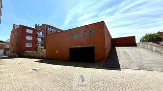 In het centrum van Deinze bieden wij deze ruime dubbele garagebox aan, ideaal voor het parkeren van twee wagens achter elkaar, extra opslagruimte of als interessante investering.<br /><br />De garage heeft een oppervlakte van ongeveer 30 vkm en een diepte van circa 10,5 meter wat uitzonderlijk ruim is en tal van mogelijkheden biedt. <br /><br />De garagebox is momenteel verhuurd wat dit pand ook interessant maakt voor investeerders die op zoek zijn naar een onmiddellijk rendement.<br /><br />Troeven:<br />- Centrale ligging in Deinze<br />- Dubbele garagebox (2 wagens achter elkaar)<br />- Oppervlakte ca. 30 vkm<br />- Diepte ± 10,5 meter<br />- Reeds verhuurd – interessante investering