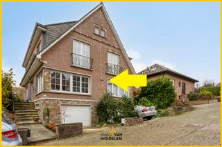 <strong>Immo Van Middelem verkoopt deze charmante woning gelegen op een topligging in het centrum van Dilbeek. Ze geniet van een bijzonder gunstige mobiscore van 8,7/10. Winkels, openbaar vervoer, scholen en sportfaciliteiten zijn te voet bereikbaar. Ideaal voor mensen die graag wonen in een levendige, maar toch rustige dorpskern. </strong><br /><br />Indeling:<br />- GELIJKVLOERS: inkomhal, toilet, salon en eetplaats met keuken en toegang tot terras en tuin;<br />- EERSTE VERDIEPING: nachthal, twee slaapkamers en een badkamer met toilet. Mogelijkheid om een 3e slaapkamer te creëren;<br />- ZOLDER: via trapladder (niet ingericht, biedt extra opbergmogelijkheden).<br />- KELDER: wasplaats, berging en garage;<br /><br />Betonnen gewelven, centrale verwarming op stadsgas.<br />EPC: 460 kWh/m².jaar - Label E (UC:3730628). Renovatieverplichting van toepassing.<br />Vrij bij akte.