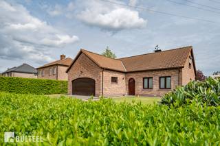 Deze perfect onderhouden en ruime open bebouwing op een perceel van 1187m2 biedt alles wat u zoekt voor comfortabel en zorgeloos wonen. De...