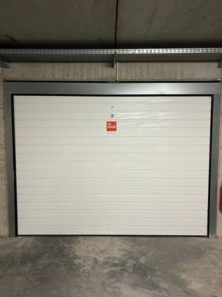 Garagebox nr 60 te huur in residentie Baelskaai 25 op Oosteroever (Oostende).<br /><br />De garagebox heeft een <strong>diepte van 5,12 m en een breedte van 2,90 m</strong> en biedt voldoende ruimte voor het veilig stallen van een wagen, motor of fietsen.<br />Ook ideaal als extra bergruimte.<br /><br />Onmiddellijk beschikbaar