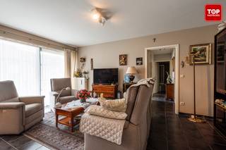 <b>Dit instapklaar appartement biedt tal van mogelijkheden en is ideaal gelegen op enkele minuten van het centrum van Wondelgem. Met het fietspad in de Zandstraat ben je in slechts 10 minuten in het centrum van Gent of in het prachtige Natuurreservaat Bourgoyen-Ossemeersen. Bovendien ligt het Spoorleggerspark met speeltuin om de hoek.<br /><br />Dit lichtrijke appartement biedt rust en comfort op een uitstekende locatie.De ruime woonkamer met open keuken zorgt voor een aangename leefruimte met overvloedig daglicht. Er zijn twee comfortabele slaapkamers en een verzorgde badkamer. Daarnaast is er een apart toilet voor extra gemak. Beide slaapkamers geven uit op een gezellig terras, perfect om in alle rust te genieten van de buitenlucht.<br /><br />Garage verplicht bij aan te kopen €35.000,00<br /><br />Syndic: 75 EUR/maand<br /><br />Beschikbaar maart 26'!<br /><br />Interesse? Contacteer Top Vastgoed op 0475 700 700 voor een bezoek!</b>