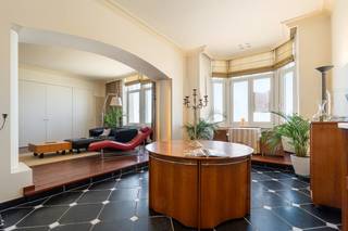 Instapklare loft-studio met adembenemend zeezicht – Residentie Palace<br />Op de eerste verdieping van het prestigieuze gebouw Residentie Palace bieden wij deze stijlvolle loft-studio te koop aan. Geniet van een subliem uitzicht op zee, duinen en de haven – een unieke locatie die rust en ruimte uitstraalt (gevel breedte van 9 meter). <br />De studio is smaakvol ingericht en omvat:<br />•Een inkomhal met ingemaakte kasten voor extra opbergruimte<br />•Grote schuifdeuren geven toegang tot de lichtrijke leefruimte met zithoek<br />•Een volledig uitgeruste open keuken voorzien van alle nodige toestellen<br />•Een moderne badkamer met douche, lavabo en toilet<br />•Apart gastentoilet <br />De volledige inrichting is inbegrepen in de prijs en bestaat uit kwalitatieve designmeubelen die perfect passen binnen de stijlvolle loft-uitstraling van de studio.<br />Daarnaast beschikt het gebouw over gemeenschappelijke voorzieningen zoals een fietsenstalling en een afvalruimte.<br />Troeven:<br />•Uitzonderlijk zicht op zee, duinen en haven<br />•Hoogwaardige afwerking en inrichting<br />•Centrale ligging in een iconisch gebouw<br />•Instapklaar<br /><br />Mogelijkheid tot aankoop van grote "wijnkelder" berging, elektriciteit en stopcontacten zijn reeds vernieuwd. De kelder heeft een oppervlakte van +/- 56m².