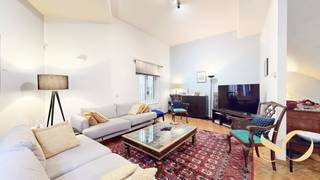 <p>Ideaal gelegen in de Sint-Katelijnewijk, dichtbij talrijke winkels, op de 1e verdieping van een modern gebouw van 2000, bieden wij u dit prachtige appartement van 202m2+ terras. Het biedt een inkomhal met vestiaire en apart toilet, ruime lichtrijke woonkamer (75m2), halfopen, volledig uitgeruste keuken en terras. Boven, nachthal, 2 slaapkamers (19 en 14m2), douchekamer met WC, master-suite (20m2) met badkamer en WC. Kelder. EPC: D. Dit appartement zal u bekoren met zijn goede locatie, uitzonderlijke woonkamer en privé buitenruimte! Een bezoek is een must!</p>