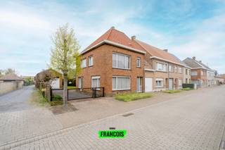 Ontdek deze halfopen woning met zeer veel potentieel op een rustige ligging in Gistel. Met een bewoonbare oppervlakte van 168 m² op een perceel...