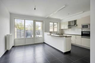 Bent u op zoek naar een instapklaar en kwalitatief huis? Dit uitstekend onderhouden huis in Vorst-Laakdal biedt de perfecte balans tussen een...