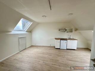 <strong>PLAN UW BEZOEK IN VIA ONZE WEBSITE: www.immoboss.be</strong><br /><br />Deze leuke vernieuwde studio is erg goed gelegen nabij het Sint-Pieters station en op een boogscheut van centrum Gent.<br />Indeling: ruime woonkamer in plankenvloer, keuken, toilet en lavabo. Gemeenschappelijke badkamer met douche!<br /><br />Beschikbaar vanaf 01/08/2026<br />Huurprijs: € 550/maand  - geen gemeenschappelijke kosten<br />Water inbegrepen in de huurprijs, elektriciteit niet<br />Domicilie verplicht! <br /><br /><strong>PLAN UW BEZOEK IN VIA ONZE WEBSITE: www.immoboss.be</strong>