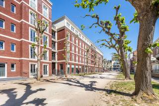 ZEER RUIM APPARTEMENT MET 3 SLAAPKAMERS & 2 AUTOSTAANPLAATSEN OP TOPLOCATIE.Wonen in het stadscentrum en tegelijk genieten van een zee van ruimte,...