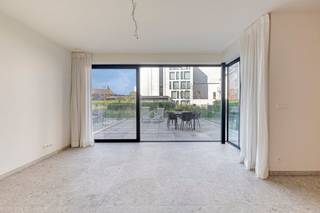 Cet élégant appartement d'une chambre de 71 m², construit en 2021, est situé dans la Koning Albertstraat à Courtrai. Grâce à son emplacement central, vous bénéficierez d'une excellente accessibilité et les magasins, les restaurants, les transports en commun et le centre-ville animé sont accessibles à pied.L'appartement a été fini avec des matériaux de qualité et offre un cadre de vie agréable et contemporain. Les grandes fenêtres laissent entrer beaucoup de lumière naturelle et créent une atmosphère ouverte et spacieuse. Depuis le salon, vous avez un accès direct à la grande terrasse, où vous pourrez vous détendre.Disposition de l'appartement : - Hall d'entrée avec toilettes séparées pour les invités- Espace de vie lumineux avec accès à la spacieuse terrasse- Cuisine ouverte entièrement équipée- Chambre spacieuse avec espace de rangement pratique- Salle de bain moderne avec douche et lavabo- Terrasse spacieuse- Espace de rangement supplémentaire disponible au sous-sol, idéal pour le rangement Grâce à son emplacement central, les magasins, les restaurants, les transports en commun et le centre-ville sont accessibles à pied.L'appartement comprend également un garage souterrain qui peut être acheté au prix fixe de 35 000 euros. Vous souhaitez obtenir plus d'informations sur cette propriété ou vous souhaitez visiter le site ? Contactez Alissia Dewitte (0472 18 64 21 - alissia.dewitte@dewaele.com)Registre des mesures: non