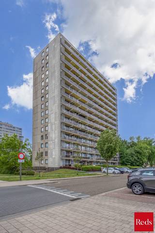 Dit mooi en verzorgd appartement op de 12 de verdieping heeft een prachtig uitzicht en een terras over de breedte van het appartement.<br /><br />Het appartement heeft een inkom met ingemaakte kast en veiligheidsdeur, een ruime living (34m²) en uitgeruste keuken, een aparte wc, een berging een badkamer en 2 slaapkamers.<br /><br />De keuken is uitgerust met een dubbele spoelbak, een combi-oven, een ceramische kookplaat, een dampkap en kasten boven en onder. <br /><br />De badkamer met stenen vloer heeft een mooie inloopdouche, een lavabo met meubel en er is een aansluiting voorzien voor een wasmachine en droogkast.<br /><br />De 2 slaapkamers (13m² -16m²) zijn ruim en hebben een mooi zicht op Antwerpen.<br /><br />In de vraagprijs is een kelder INBEGREPEN !<br /><br />Mogelijkheid om een ondergrondse staanplaats aan te kopen aan €15.000<br /><br />De elektriciteit is conform en het appartement heeft een zeer gunstig EPC ( LABEL B , 138kWh/m² jaar)<br /><br />stedenbouwkundig uittreksel is in aanvraag.<br /><br />Voor meer info of een bezoek ter plaatse kan u vrijblijvend contact opnemen met Philip op het nr.: 0476/999.029 of philip@reds.be