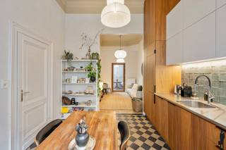 <p>In de Anselmostraat ontdekt u een volledig gerenoveerd huis waar authenticiteit en comfort elkaar vinden. De hoge plafonds en de authentieke parketvloeren geven de ruimtes meteen karakter, terwijl de overvloedige lichtinval voor een open en aangename sfeer zorgt. Achteraan beschikt u over een gezellige buitenruimte, ideaal voor een koffiepauze, een barbecue met vrienden of een klein stadstuintje. Dit maakt de woning bijzonder geschikt voor jonge gezinnen die in de stad willen wonen zonder in te boeten aan ruimte en comfort.</p>
<p>Indeling:</p>
<ul>
<li>Gelijkvloers: inkomhal, volledig uitgeruste keuken met eetgedeelte, aansluitend een gezellige leefruimte met toegang tot de koer</li>
<li>Eerste verdieping: slaapkamer, badkamer met douche en wastafel</li>
<li>Tweede verdieping: ruime slaapkamer met geïntegreerde werkhoek en aparte badkamer</li>
<li>Derde verdieping: slaapkamer met werkplek en lavabo</li>
<li>Op de eerste en de tweede verdieping bevindt zich telkens een apart toilet.</li>
<li>Kelder: ruime bergruimte</li>
</ul>
<p>Bijzonderheden:</p>
<ul>
<li>Goede EPC-score</li>
<li>Asbestvrij attest aanwezig</li>
<li>Elektriciteit conform</li>
<li>Bijzonder geschikt voor jonge gezinnen</li>
</ul>