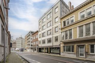 In het hart van Kortrijk, pal in het centrum en op slechts enkele meters van de Grote Markt, bevindt zich dit uitzonderlijk ruime appartement met...