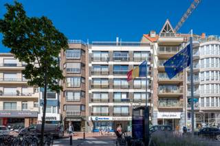 Res. Chateauneuf.<br />Commerce idéalement situé au cœur de Knokke, sur la Lippenslaan, au-dessus de l’Elizabetlaan en direction de la Digue. Le bien bénéficie d’un emplacement commercial exceptionnel, à proximité immédiate de nombreuses enseignes et commerces renommés tels que Vanden Borre, Rite Studio’s, Ed Van de Vijver, HEMA, Proximus, ainsi que de nombreux autres commerces.<br />Le commerce dispose d’une belle vitrine offrant une excellente visibilité et d’un vaste espace commercial, parfaitement adapté à différentes activités professionnelles.<br />Le bien se compose de :
<ul>
	<li>un espace commercial spacieux avec une belle vitrine ;</li>
	<li>un accès direct à la cave depuis le commerce, offrant un espace de stockage supplémentaire très pratique ;</li>
	<li>une salle de réunion située à l’arrière ;</li>
	<li>des toilettes séparées ;</li>
	<li>une cuisine entièrement équipée avec toutes les commodités nécessaires.</li>
</ul>
Grâce à son emplacement commercial privilégié, sa belle visibilité et son agencement fonctionnel, ce commerce constitue une excellente opportunité pour diverses activités commerciales ou de services.<br />Le bien est actuellement loué dans le cadre d’un bail commercial. Une belle opportunité commerciale dans l’un des emplacements les plus recherchés de Knokke.<br /><br />EPC-label: B. <br /><br />Ref. HW720