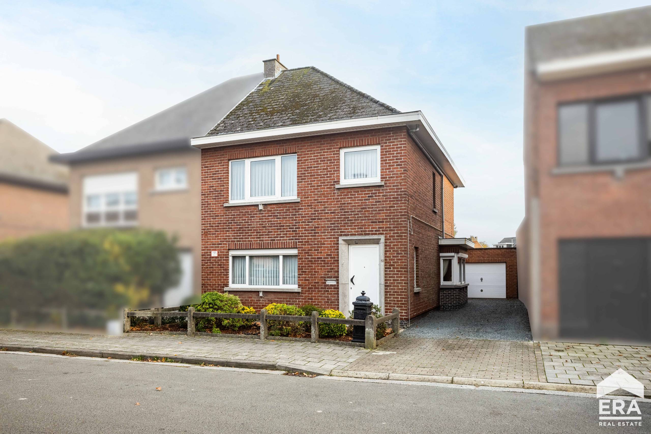 Te renoveren woning met 3-5 slaapkamers, garage en tuin - foto 1