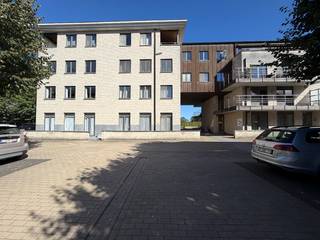 Dit instapklaar appartement is gelegen te Duineneind 22/5 en in het centrum van Kasterlee. Door de centrale ligging zijn scholen, winkels en het openbaar vervoer op een zeer korte afstand gelegen.<br /><br />Prachtig appartement op de 2de verdieping voorzien van alle comfort.<br /><br />Bestaande uit:<br />- Inkomhal<br />- Zeer ruime woonkamer met open keuken<br />- Gastentoilet<br />- Badkamer voorzien van inloopdouche en wastafel<br />- Bergruimte<br />- 2 slaapkamers<br />- Terras - buitenruimte<br />- Ondergrondse berging<br /><br />Extra:<br />- Lift aanwezig<br />- Gunstig EPC A<br />- Huurprijs: 850 euro/maand + 50 euro/maand gemeenschappelijke kosten<br />- Het appartement is onmiddellijk beschikbaar<br /><br />Uitsluitend via onze website www.vastengoed.be kan u een bezichtiging inplannen op de vooropgestelde bezoekmomenten. Voor andere vragen kan u het kantoor bereiken op het nummer 014 72 73 74