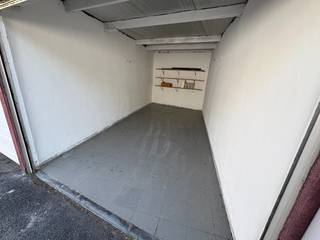 Deze afgesloten garagebox is gelegen in een afgesloten Residentie de Zeedijk te Oostende-Mariakerke.<br /><br />Via een automatische poort krijgt men toegang tot het afgesloten complex. De afgesloten garagebox is vlot toegankelijk en heeft volgende afmetingen:<br />Hoogte poort: 2,23 cm<br />Breedte poort: 2,79 cm<br />Diepte box: 6.28 cm<br />