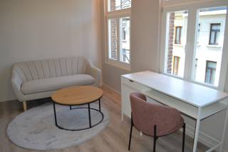 <u><strong>Enkel studenten.</strong></u> Dit gebouw is voorzien van 9 studentenkamers en is gelegen op 500m van het station en wandelafstand van het centrum van Mechelen, naast het kanaal Leuven - Dijle. Het gebouw is voorzien van een inkomhal, een ruime fietsenberging met automatische fietshaken, hyper-geïnstalleerde keuken met aanpalend een gezellige leef- ontspanningsruimte met veel lichtinval, kelder en een gezellige stadstuin. De kamers zelf zijn allemaal voorzien van een bureau met bureaustoel, kleerkast, sofa, airco koeling/verwarming, badkamer met neveldouche en sproeier, lavabomeubel, hangtoilet, spiegel en sfeerverlichting. De huurprijs van de kamers bevindt zicht tussen € 580 en € 615. De maandelijkse provisiekost bedraagt € 100. <br /><br />Voor eventuele vragen en/of het maken van een afspraak: patrik@ampvastgoed.be en/of 0465.00.40.45 of 0465/00.40.44