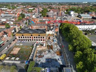 Comfortabel wonen op een bijzondere plek in Kortrijk? Dit gelijkvloerse appartement in DamasK combineert een praktische indeling met twee slaapkamers en een aangenaam terras.<br /><br />De open keuken en eetplaats sluiten aan op de leefruimte, die dankzij de grote raampartij rechtstreeks in verbinding staat met het terras van 8,9 m². Het appartement beschikt over twee slaapkamers, waarvan één ook perfect kan worden ingericht als bureau, een badkamer, apart toilet en praktische berging. Het appartement heeft een bruto-oppervlakte van 69,2 m². <br /><br />DamasK verrijst op de vernieuwde Texture-site in Overleie, vlak bij de Leieboorden en op wandelafstand van het centrum van Kortrijk. Zo combineer je een centrale ligging met het comfort van een hedendaags nieuwbouwappartement.<br /><br /><strong>Benieuwd naar de andere appartementen van DamasK?</strong><br />Ontdek het aanbod, de brochure en voorbeeldplannen op damask.be en neem contact met ons. 