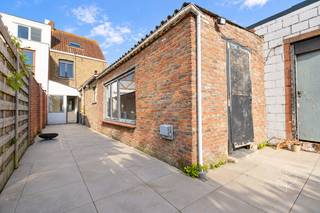 Deze ruime woning heeft 4 slaapkamers, veel praktische ruimtes en een grote tuin, ideaal voor wie op zoek is naar ruimte en een centrale ligging.<br /><br />INDELING:<br />Gelijkvloers: inkomhal, ruime leefruimte met zit- en eetgedeelte, keuken, apart toilet, badkamer, veranda, wasplaats en werkplaats.<br />Eerste verdieping: nachthal en 2 ruime slaapkamers.<br />Tweede verdieping: bereikbaar via een vaste trap en ingericht met 2 extra slaapkamers.<br />Achteraan bevindt zich een grote, zonnige tuin.<br /><br />RICHTRIJS - 235.000 EUR - De vermelde prijs is een richtprijs: ieder bod wordt voorgelegd aan de eigenaars, die al dan niet kunnen ingaan op het voorstel.<br /><br /><strong>BEZOEKMOMENT ZATERDAG 26/09 VAN 16U TOT 18U |<br /><u>Reserveer</u> tijdig uw bezoek!</strong> via 050 550 750 of info@perspectiefvastgoed.be