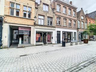 Handelspand op zeer goede commerciële ligging in het centrum van BruggeIndeling: Gelijkvloers (66 m²) bestaande uit winkelruimte (45 m²) met...