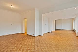 Appartement van ca. 162m² met 3 slaapkamers, 2 badkamers en 2 terrassen.Indeling:Via de hal heeft men aan weerszijden van de lift toegang tot het...