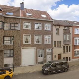Deze instapklare woning met een loods van 282 m² biedt de perfecte combinatie van comfortabel wonen en professionele mogelijkheden. De loods...