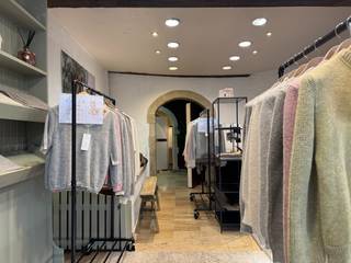 Alle documenten kan u downloaden op www.centeroffice.be<br />Dit pand is gelegen in de zeer gekende winkelstraat die loopt van het Belfort tot in de Brabantdam. Deze winkelstraat trekt dagelijks honderden bezoekers en zorgt voor een bruisende sfeer. Het pand is een mooi grote winkelruimte met in het midden sas naar de achterliggende kitchenette en toilet. Leveringen en afhalingen kunnen zeer makkelijk geregeld worden via de achterliggende steeg. Het pand heeft een EPC Label F.