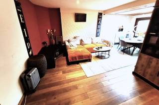 <p><span>INSTAPKLARE RIJWONING MET AANGENAME TUIN AAN DE STADSRAND VAN GENT</span></p><p><span> </span></p><p><span>Deze gerenoveerde woning wacht op u , en uw dromen... </span></p><p><span>Werd in 2014 grondig gerenoveerd en 2020 (dak).</span></p><p><span> </span></p><p><span>INDELING : </span></p><p><span>GLVL :</span><span> Inkom met links toegang tot de garage, rechtdoor komt u in de leefruimte.</span></p><p><span>Deze lichtrijke leefruimte is eetplaats en living inéén, met toegang tot de tuin.</span></p><p><span>Aansluitend de ingerichte keuken met aparte kleine berging, alsook een bezoekersWC. De keuken is voorzien van afzuigkap, kookfornuis met elektrische oven, spoelbak en de nodige kasten.</span></p><p><span>Vanuit de keuken heeft u toegang tot de tuin.</span></p><p><span> </span></p><p><span>Mooie trap in beukenhout naar 1e verdieping.</span></p><p><span> </span></p><p><span>1e VERDIEPING : </span></p><p><span>Overloop. Toegang tot 2 slaapkamers en de badkamer.</span></p><p><span>De betegelde badkamer is voorzien van ligbad, dubbele lavabo, WC en de nodige hangkasten.</span></p><p><span> </span></p><p><span>2e VERDIEPING (ZOLDER)</span></p><p><span>De zolder is nog niet ingericht, maar heeft mogelijkheid tot 2 extra kamers.</span></p><p><span>Hoge plafondhoogte.</span></p><p><span> </span></p><p><span>Verdere extra's :</span></p><p><span>* de diepe tuin achteraan met Westen oriëntatie. Tuinberging</span></p><p><span>* de inpandige garage met automatische poort met afstandsbediening</span></p><p><span>* kleine droge kelder</span></p><p><span>* waterverzachter</span></p><p><span>* condenserende gasketel</span></p><p><span> </span></p><p><span>Overal dubbele beglazing in kunststofprofielen.</span></p><p><span>Elektriciteitskeuring (EK) : conform en geldig tot 2041.</span></p><p><span> </span></p><p><span>Op fietsafstand van Gent met nabijheid winkels, OV.</span></p><p><span>Anderzijds heeft u ook een vlotte verbinding met Gent via Ring R-4.</span></p><p><span> </span></p><p><span>Grond opp. : 180 m² </span></p><p><span>Bewoonbare opp. : +/- 160 m² </span></p><p><span>EPC : 243 kWh/m² UC 3007123-RES-1. </span></p><p><span>Wg/Vg/Gom/Gvkr/Vvg</span></p><p><span>Asbestveilig</span></p><p><span> </span></p><p><span>Vraagprijs: 385.000 € </span></p><p><span>Ligging pand: Pasteurstraat 59 te 9070 Destelbergen.</span></p><p><span> </span></p><p><span>Beschikbaarheid: na verlijden akte.</span></p><p><span> </span></p><p><span>Bezoeken: enkel mogelijk via telefonisch afspraak via Immo-Eden op het nummer 09 222.00.63 .</span></p><p><span> Interesse in dit pand: aarzel dan niet telefonisch contact op te nemen met onze kantoren</span></p><p><span> </span></p><p><span> </span></p><p><span> </span></p>