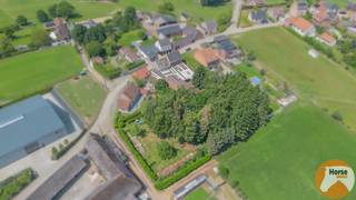 <p>ST-LIEVENS-ESSE – Deze ruime en karaktervolle burgerwoning kan u vinden op een unieke locatie in het landelijke Sint-Lievens-Esse. Deze woning, waar voorheen een bakkerij was gevestigd, biedt u naast een ruime bewoonbare oppervlakte ook heel wat opslagruimte. Met zijn achterliggende ateliers, welke in totaal meer dan 450m² omvatten, zal u hier als zelfstandige geen gebrek hebben aan opslagruimte of werkruimte.<br /><br />Naar woning zelf, beschikt deze op het gelijkvloers over een ruime woonkamer, een extra zitruimte, een keuken, een badkamer, een praktische bergruimte en een grote polyvalente ruimte. Op de eerste verdieping bevinden zich naast de nachthal, 4 slaapkamers en een 1ste ruime zolder. Daarnaast beschikt de woning nog over een vaste trap naar de 2de stapelzolder. Daarnaast is de woning, die zeker wel nood heeft aan een grondige opfrissing, gelegen op zeer mooi perceel met een oppervlakte van 29a 20ca. Dit perceel welke deels bestaat uit een klein bos en een leuke aanpalende tuinzone geeft u tevens een idyllisch zicht op de achterliggende velden.<br /><br />Daarnaast biedt deze woning tal van mogelijkheden voor herbestemming, zoals een kangoeroewoning, een woning met kantoorruimte, een bed &amp; breakfast, plattelandstoerisme of een herinrichting als bakkerij, enzovoort.<br /><br />In de directe omgeving bevinden zich invalswegen, scholen, buurtwinkels en openbaar vervoer.<br /><br />Kortom bent u op zoek naar een ruime karaktervolle woning met opslagruimte, gelegen op een rustige locatie omgeven door het groen, met heel wat potentieel en mogelijkheden, aarzel dan niet en maak snel uw afspraak! Voor meer info of bezoek 053/60.65.60.</p>